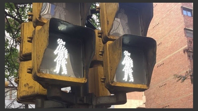 El semáforo peatonal causó revuelo por los estereotipos y la igualdad de género.