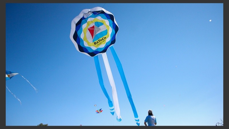 Uno de los barriletes más grandes visto en el cielo azul rosarino. (Rosario3.com)