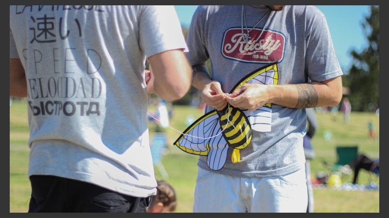 Dos jóvenes solucionan un problema en un barrilete con forma de abeja. (Rosario3.com)