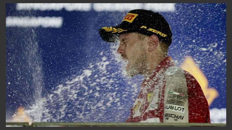 El festejo de Vettel en Singapur. Hamilton sigue líder del Mundial, con 252 puntos.