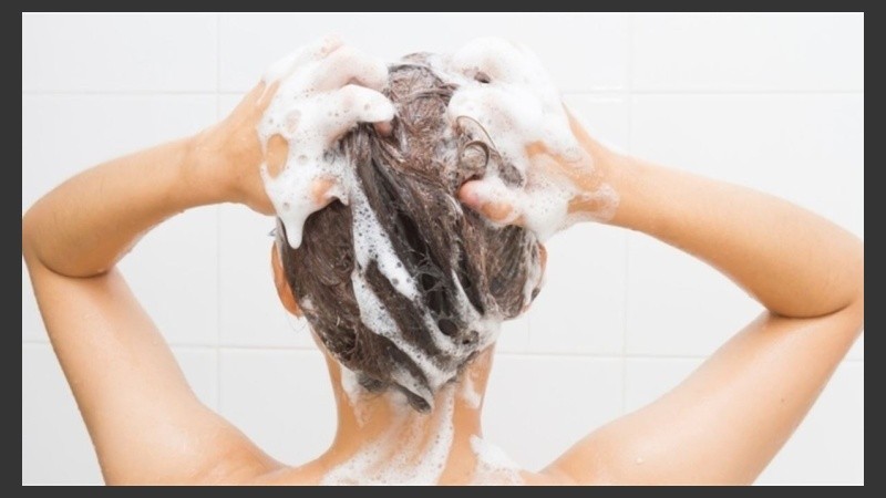 No lavar el pelo puede provocar dermatitis, picazón e incluso infecciones.