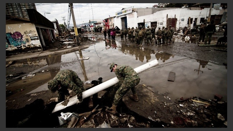 Soldados participan de la limpieza en Coquimbo.