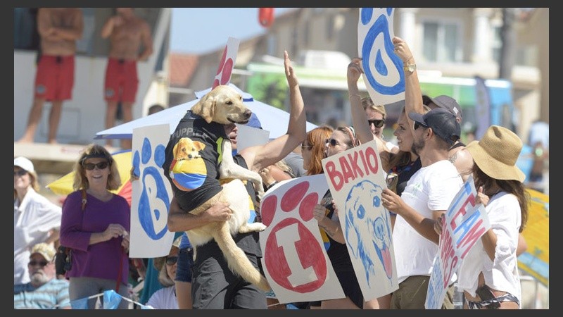El perro, su dueño y un grupo de fans. La competencia se realiza todos los años. (EFE)