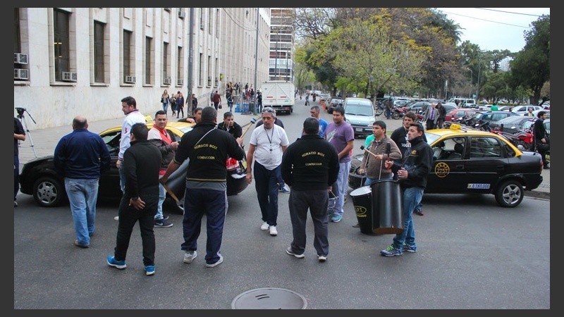 Taxistas se manifestaron este lunes en Tribunales.
