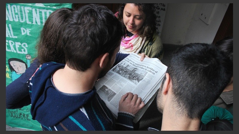 Un grupo de chicos leen la noticia del accidente en el diario. (Alan Monzón/Rosario3.com)