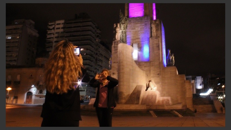 Algunas chicas se acercaron a tomar fotos con el Monumento de fondo. (Rosario3.com)