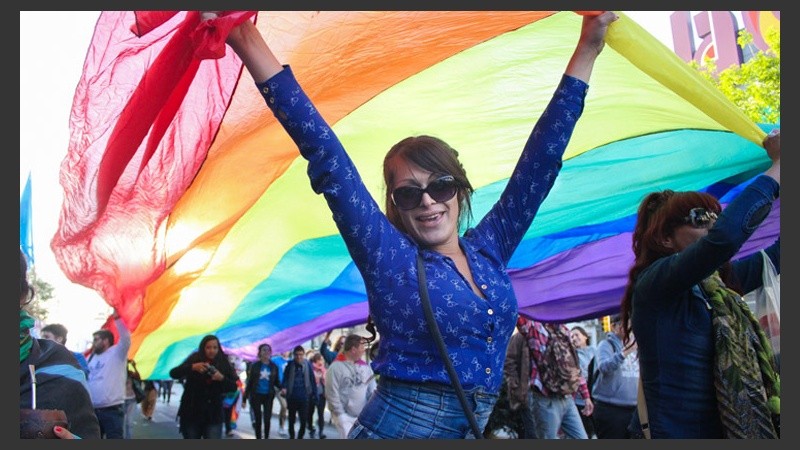 Colorida y ruidosa marcha del Orgullo Gay por las calles de la ciudad. (Alan Monzón/Rosario3.com)