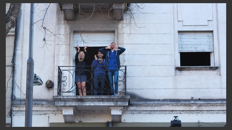 Desde los balcones bajaron muchos aplausos y muestras de apoyo. (Alan Monzón/Rosario3.com)