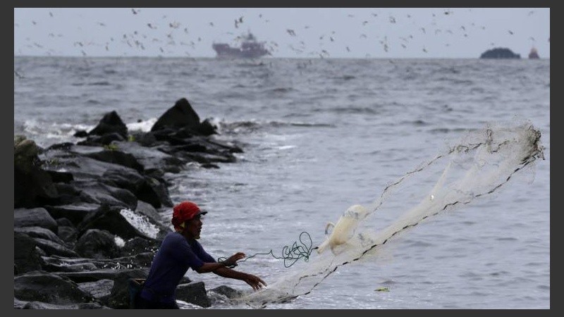 Un filipino pescaba en la costa antes de la llegada del  tifón 