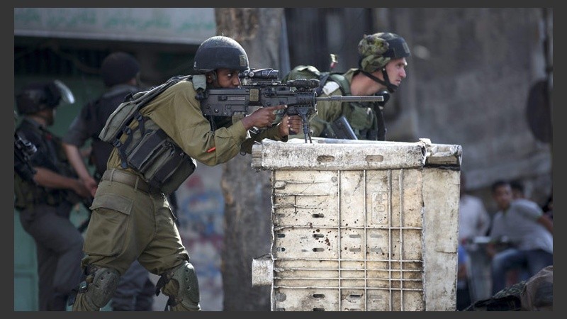 Policías de Israel durante el cruce tras las protestas de palestinos. (EFE)