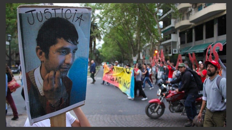 Varios carteles por las calles rosarinas reclamando justicia. (Alan Monzón/Rosario3.com)