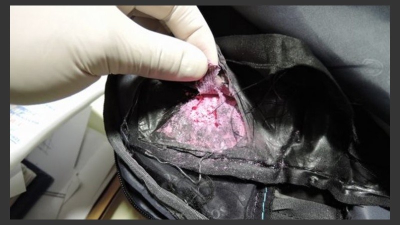 La droga fue hallaron en el espaldar de una mochila.