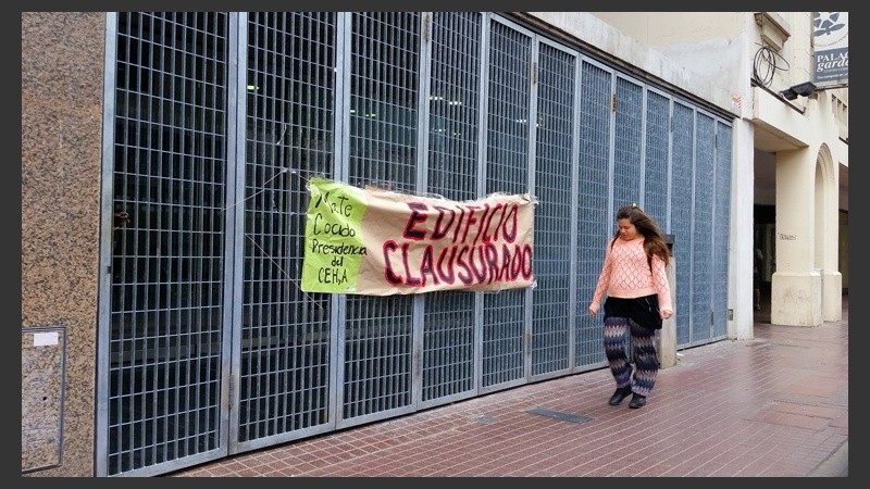 La entrada de Humanidades por calle Corrientes con una bandera colgada por los alumnos.