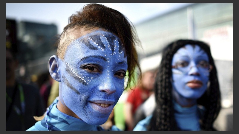 Dos jóvenes se fueron con el look de la película Avatar. (EFE)