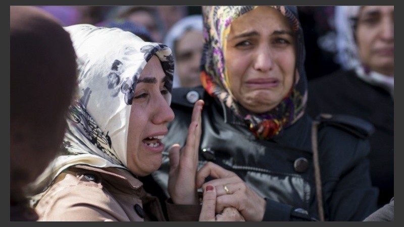 Familiares de una de las víctimas aseinadas en el doble atentado lloran sobre su ataúd durante el funeral en Estambul.