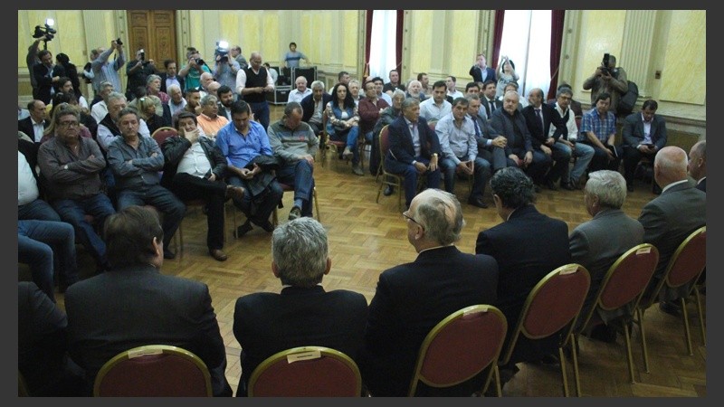 Los gremios y la reunión con las fuerzas públicas en la sede de Gobernación.