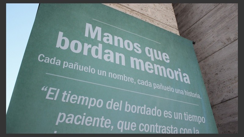 El bordado colectivo se repetirá el próximo 22 de octubre a las 16 en el Monumento. (Alan Monzón/Rosario3.com)