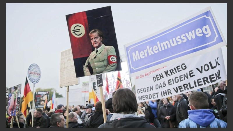 La agrupación anti-islam apuntó contra la presidenta alemana Angela Merkel. (EFE)