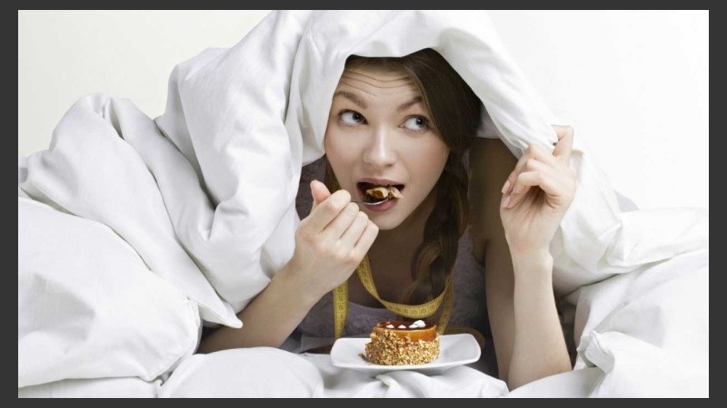 El consumo de alimentos sobre la cama es algo antihigiénico y puede crear el ambiente perfecto para la proliferación de bacterias y ácaros.