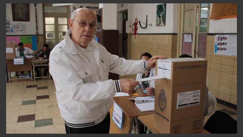 Este hombre posa ante cámara y emite su voto. (Rosario3.com)
