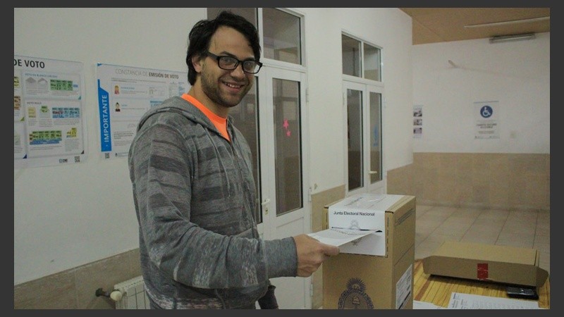 Este joven posa ante cámara antes de meter el sobre en la urna. (Rosario3.com)