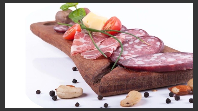 Cada porción de 50 gr de carne procesada consumida diariamente aumenta el riesgo de cáncer colorrectal en un 18%.