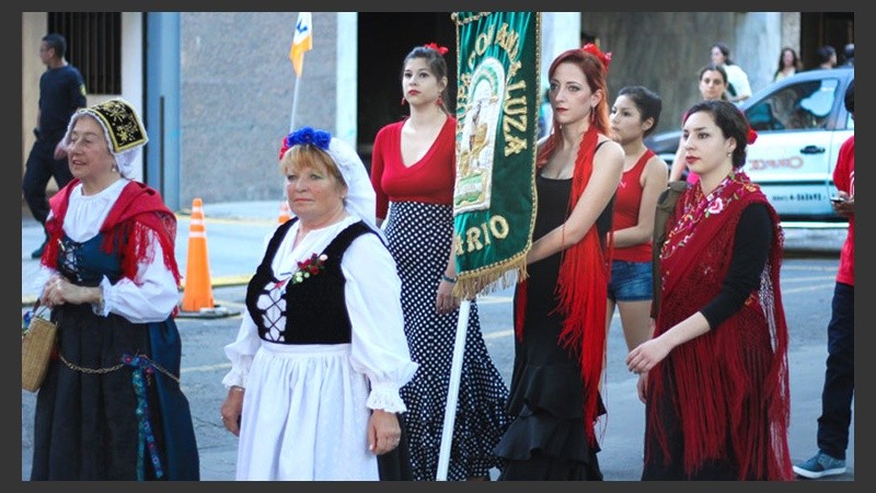 Mujeres de distintas edades marcharon por las calles. (Alan Monzón/Rosario3.com)