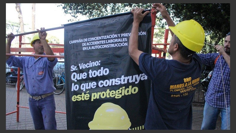 Integrantes de la ONG Manos a la Obra pidieron por mayor seguridad en las obras de construcción. (Rosario3.com)