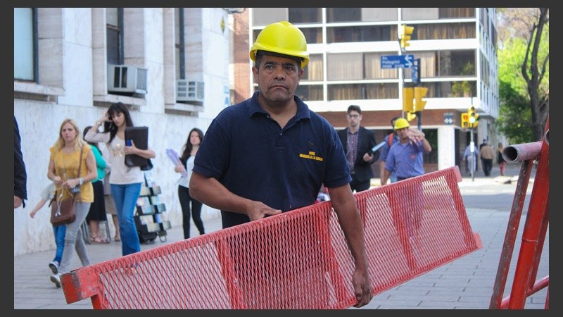 Según Manos a la Obra, los elementos de seguridad reglamentarios no están garantizados para los trabajadores. (Rosario3.com)