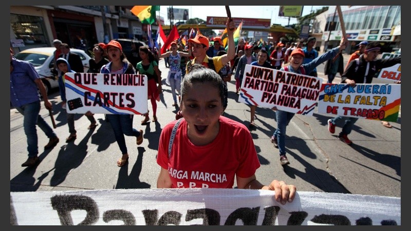 Campesinos paraguayos salieron a las calles para reclamar la falta de tierras para cultivar. (EFE)