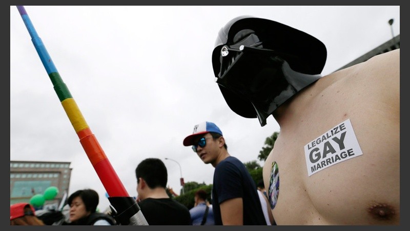 Un Darth Vader visto en la marcha del Orgullo Gay. (EFE)