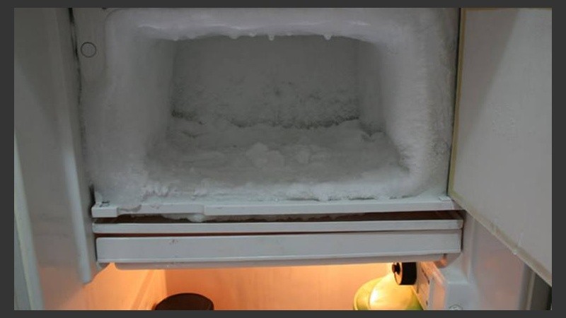 La masa de hielo acumulada en inversamente proporcional al buen funcionamiento de la heladera.