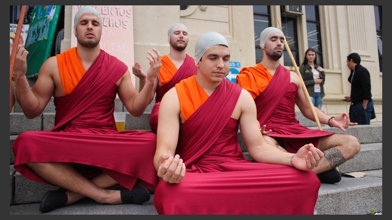 ¿Estos monjes se vuelven a la India? (Alan Monzón/Rosario3.com)