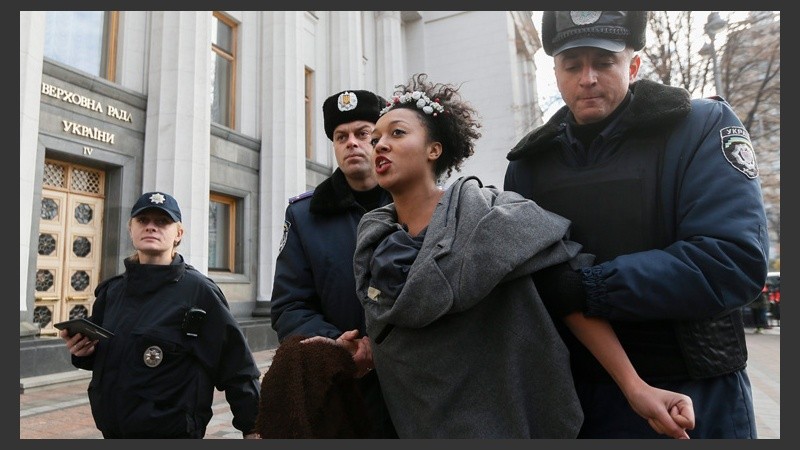 Policías detienen a una activista del movimiento FEMEN durante la manifestación. (EFE)