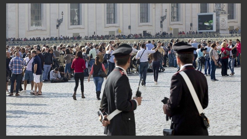 Tras los ataques en París, la misa de este domingo en el Vaticano estuvo acompañada por muchos agentes policiales. (EFE)