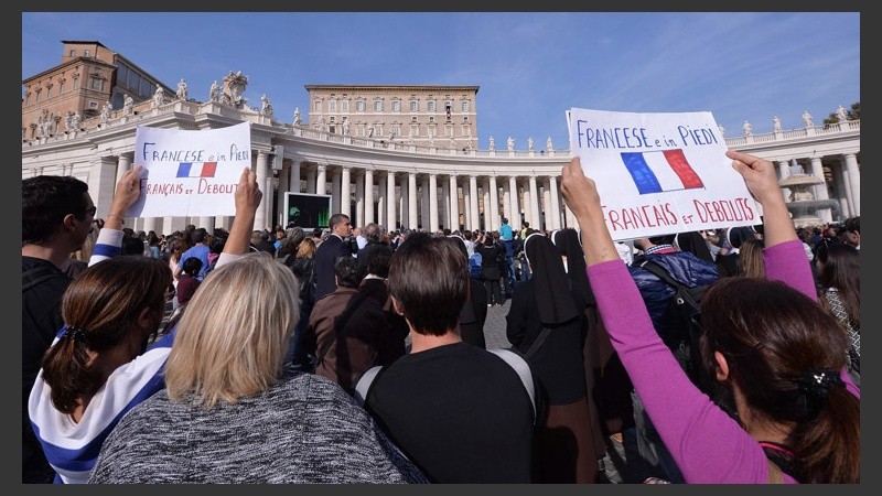 Hubo mensajes de apoyo a los franceses en plaza San Pedro este domingo. (EFE)