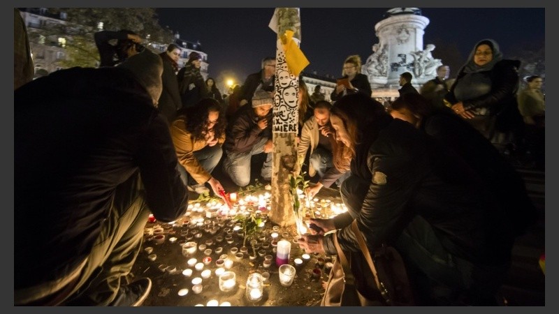 Velas para homenajear a las víctimas en la Plaza de la República, en París.