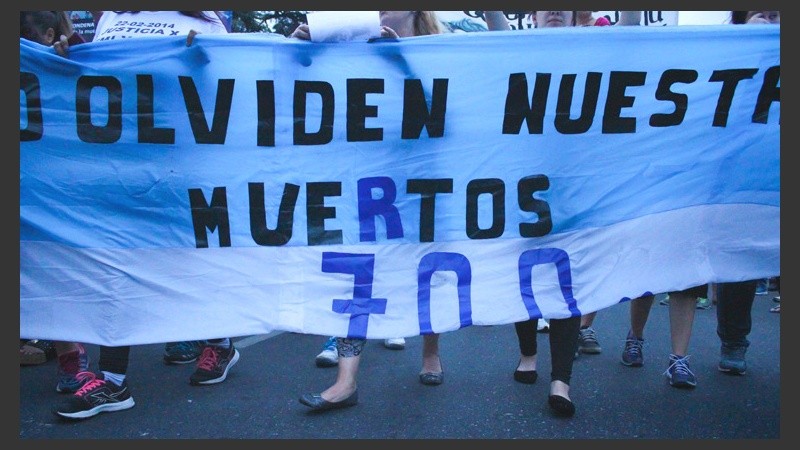Una bandera con el número 700, cifra de muertos por la inseguridad en estos últimos años en Rosario y la región. (Alan Monzón/Rosario3.com)