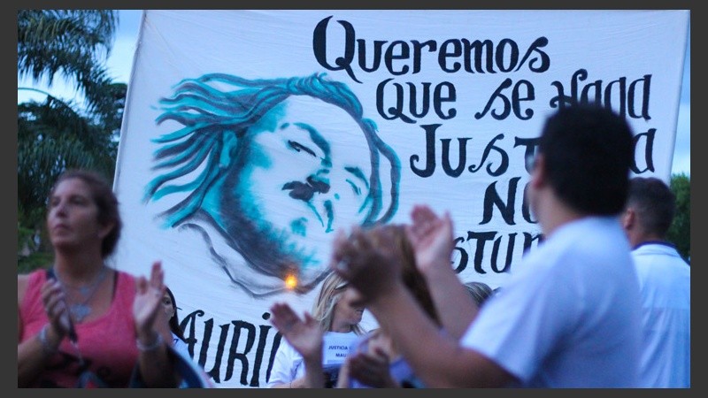 Una gran bandera con la imagen de Mauricio Brandán, el joven comerciante asesinado el pasado 26 de septiembre en la zona oeste. (Alan Monzón/Rosario3.com)