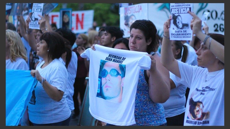 Familiares de víctimas dijeron presente para pedir justicia y más seguridad. (Alan Monzón/Rosario3.com)