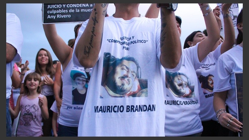 Una remera recordando a Brandán vista este lunes. (Alan Monzón/Rosario3.com)
