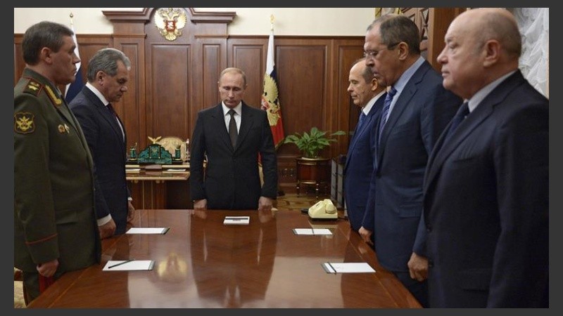 Putin con el jefe del Ejército, el viceministro de Defensa, el director de Inteligencia; el ministro de Exteriores y el jefe de la Seguridad Federal rusa.
