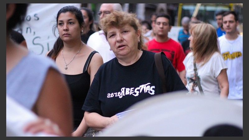 Una señora con una remera de la banda en plena marcha. (Alan Monzón/Rosario3.com)
