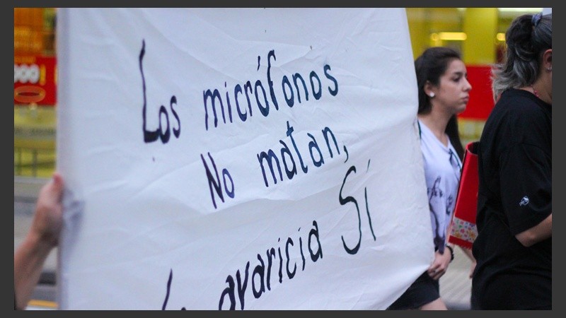 ¿Los micrófonos matan? Una bandera vista en la marcha. (Alan Monzón/Rosario3.com)