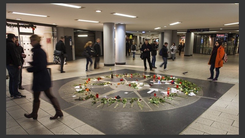  Flores, mensajes y velas dejados en una zona peatonal del centro de Hannover en Alemania. (EFE)