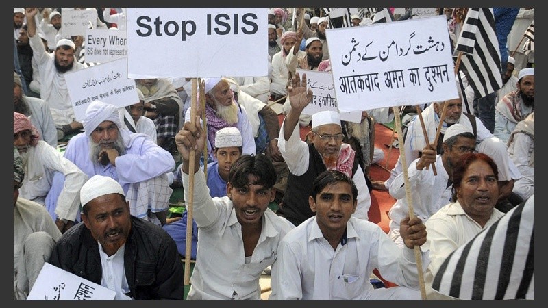 Musulmanes indios participan en una manifestación contra el Estado Islámico en Nueva Delhi en India. (EFE)