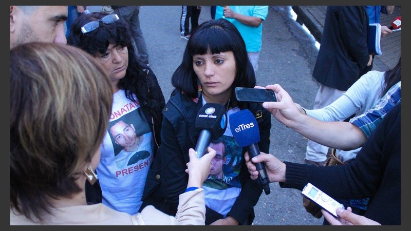 La hermana de Gerardo Escobar este viernes por la mañana hablando con la prensa.  (Rosario3.com)