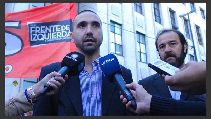 Guillermo Campana, uno de los querellantes de la causa, habla con la prensa este viernes. (Rosario3.com)