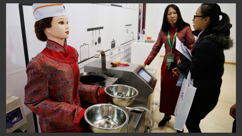 La mujer robot cocinera, una de las novedades vista en la feria. (EFE)