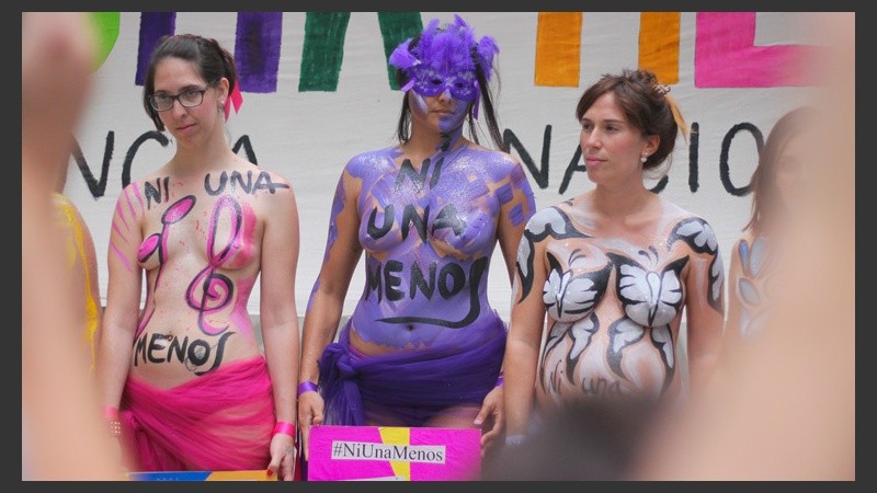 Mujeres pintaron sus cuerpos para manifestarse en contra de la violencia de género. (Rosario3.com)
